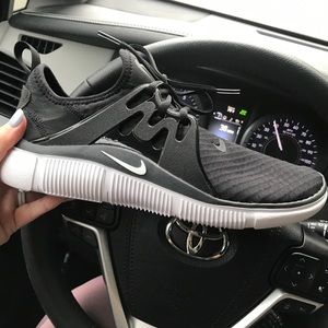 Men’s Nike Shoes Size 9